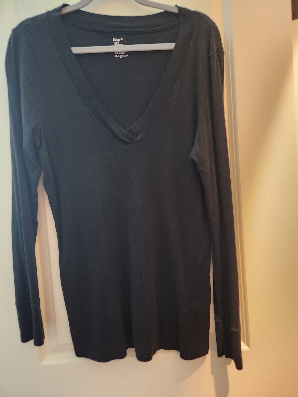 GAP Black Long Sleeve V-Neck Tee